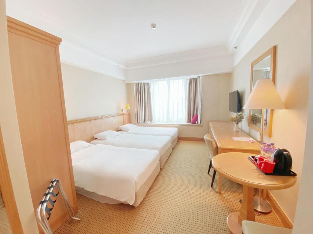 Ένα ή περισσότερα κρεβάτια σε δωμάτιο στο Ramada Hong Kong Grand View