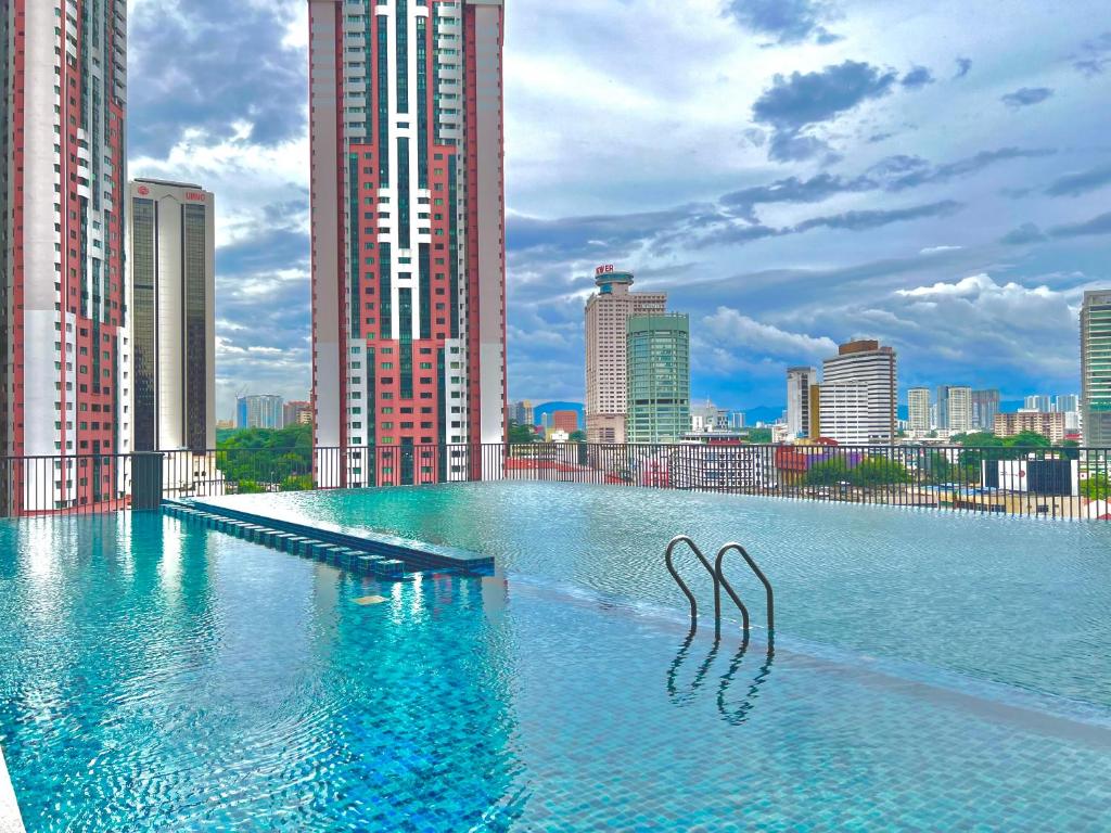 una gran piscina de agua en una ciudad con edificios altos en Chambers suites, en Kuala Lumpur
