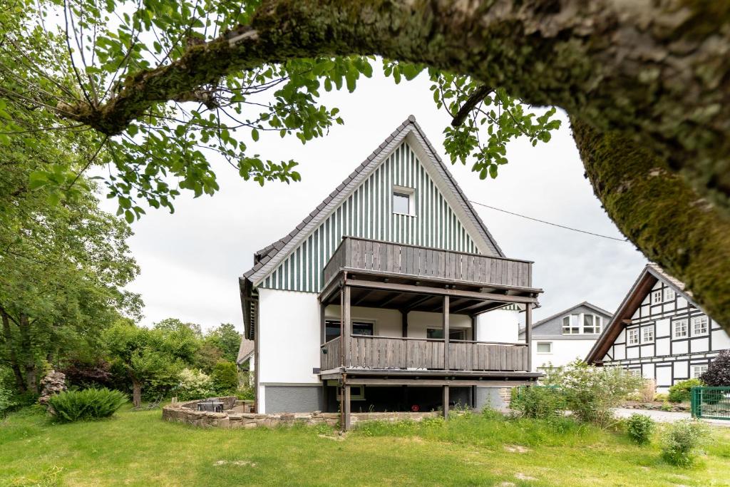 Ein Garten an der Unterkunft Ferienwohnung Haus An der Lenne