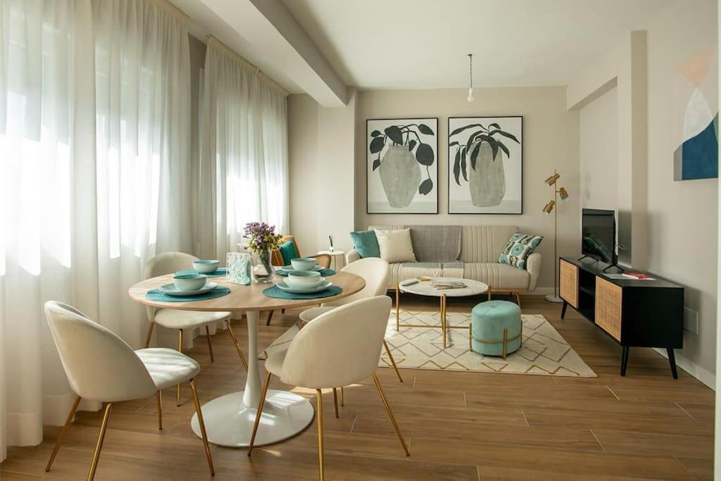 a living room with a table and chairs at APARTAMENTO AZUL in Salvatierra de Miño