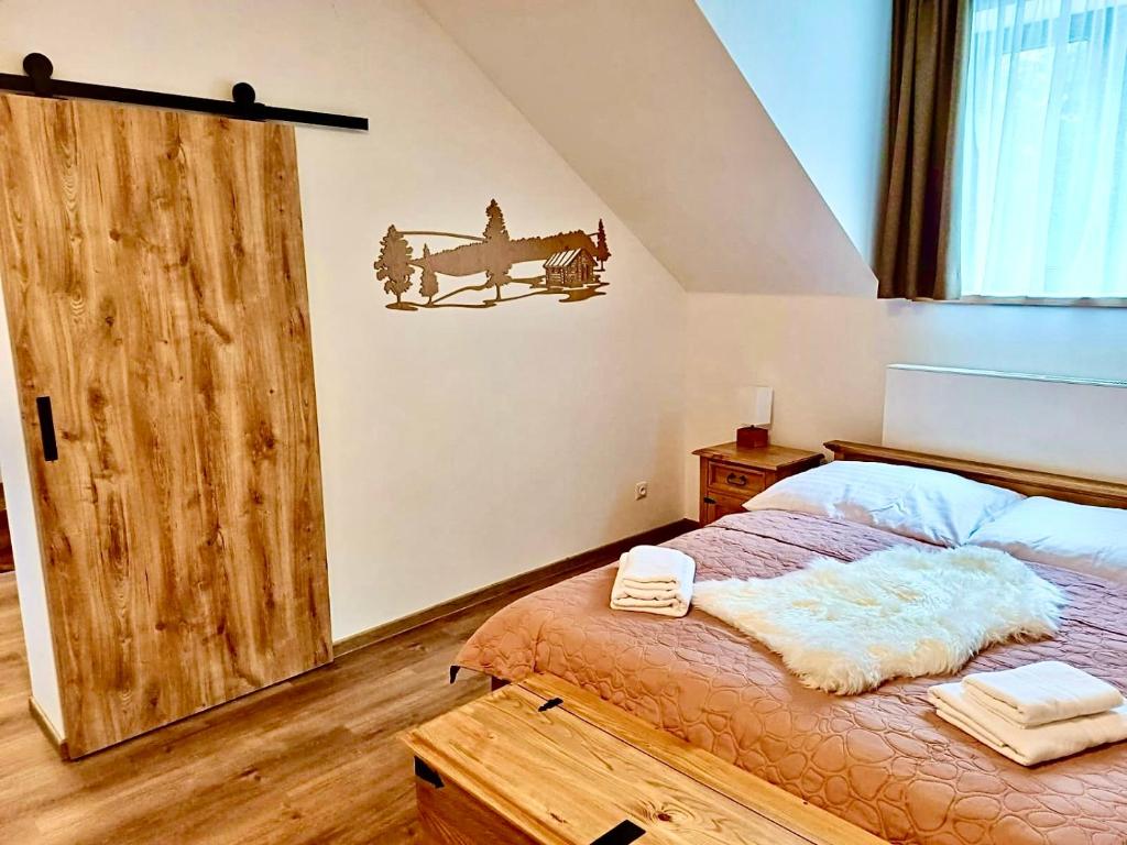 Postel nebo postele na pokoji v ubytování Paseky Apartments Resort
