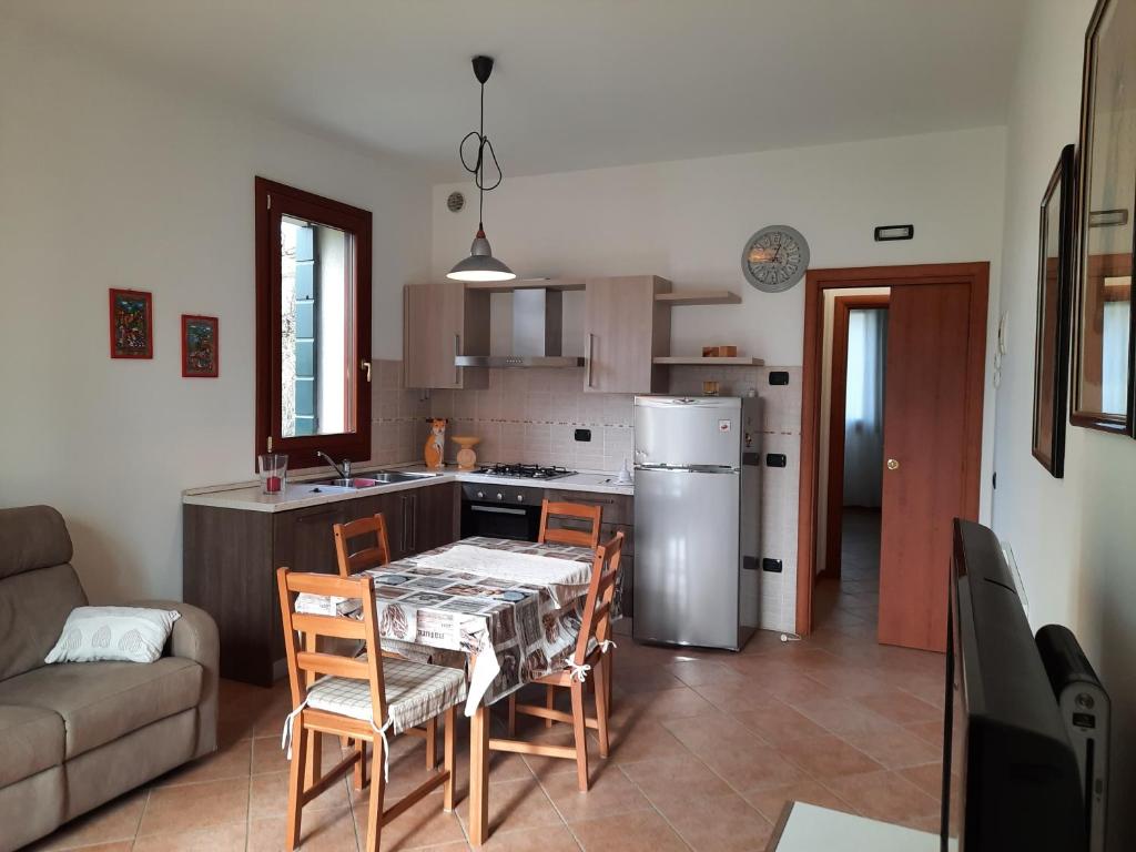 A kitchen or kitchenette at Agriturismo Ai Carpini
