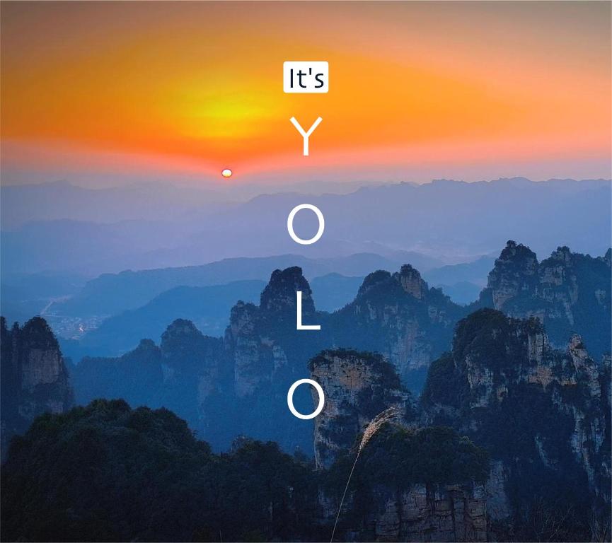 張家界的住宿－Zhangjiajie YOLO Resort--Within Zhangjiajie National Forest Park，日落和太阳在天空中的图像