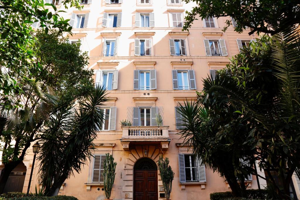 a large building with a balcony in front of it at Domus Maxima - Rome Suite & Rooms in Rome