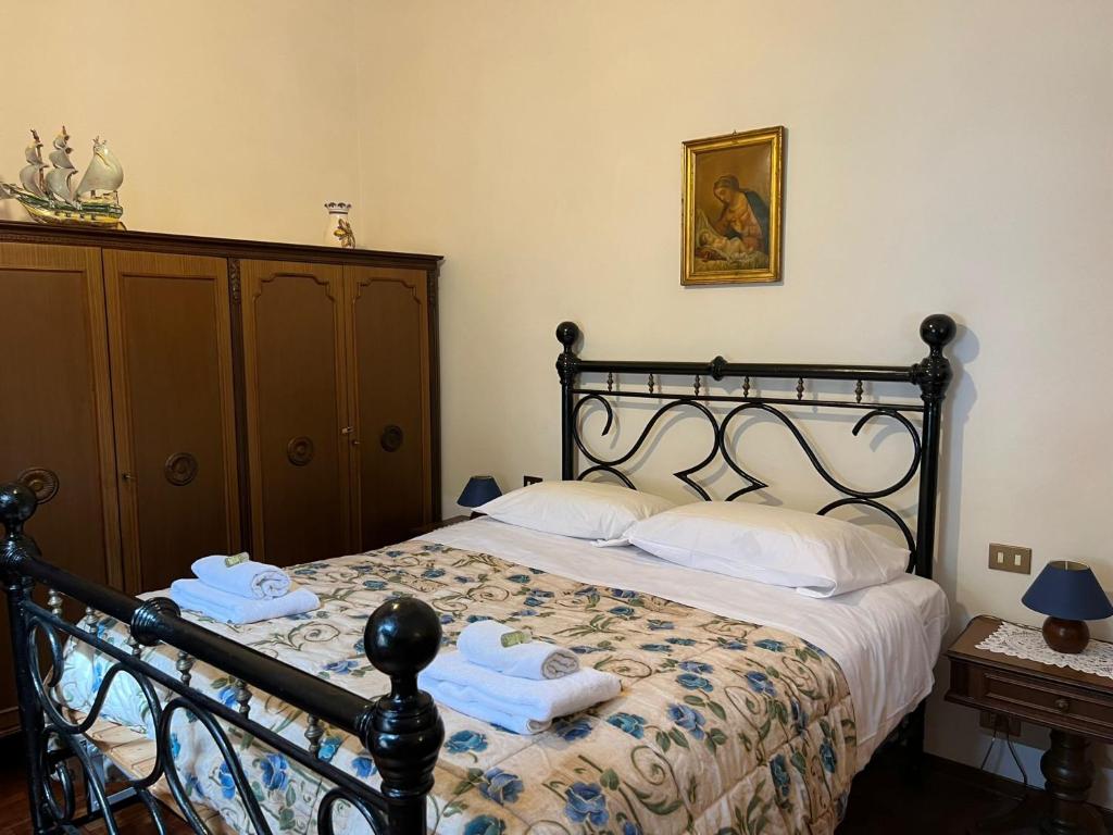 ein Schlafzimmer mit einem Bett mit zwei Handtüchern darauf in der Unterkunft Casa Spadi in Florenz