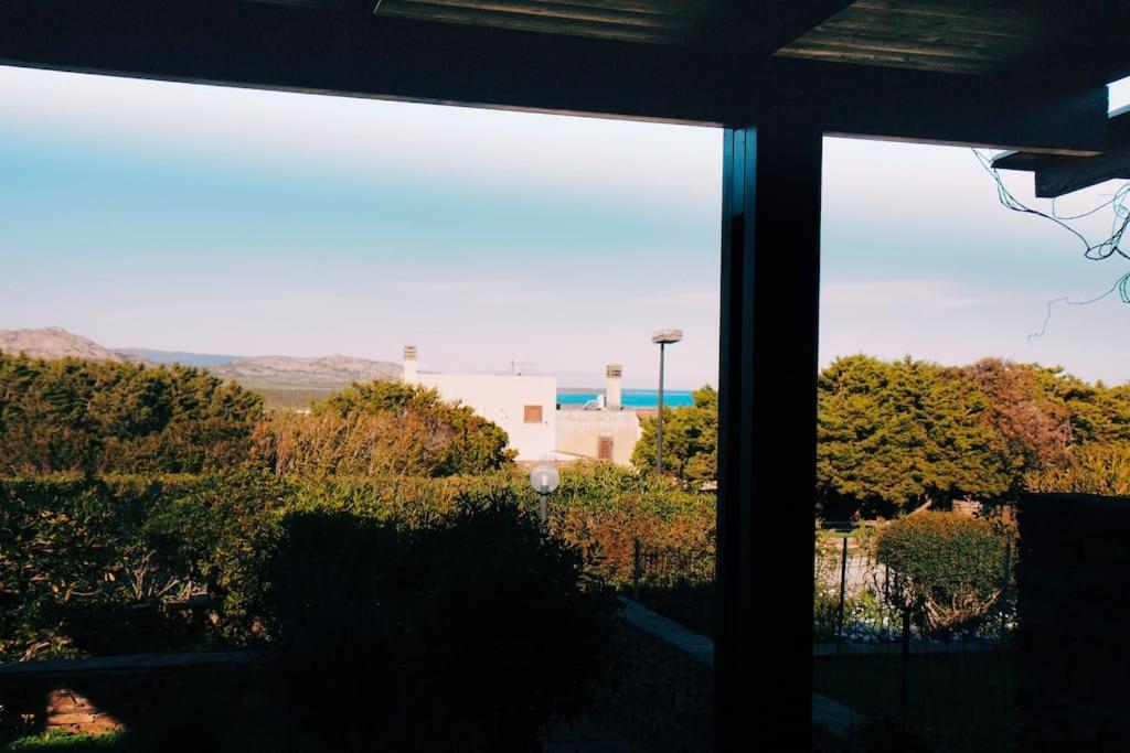 una ventana de un edificio con vistas en Rilassante Villetta Marittima, en Stintino