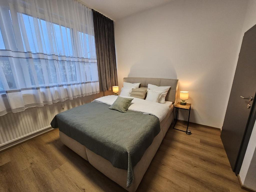 een slaapkamer met een bed en een groot raam bij Stadtoase Wels in Wels