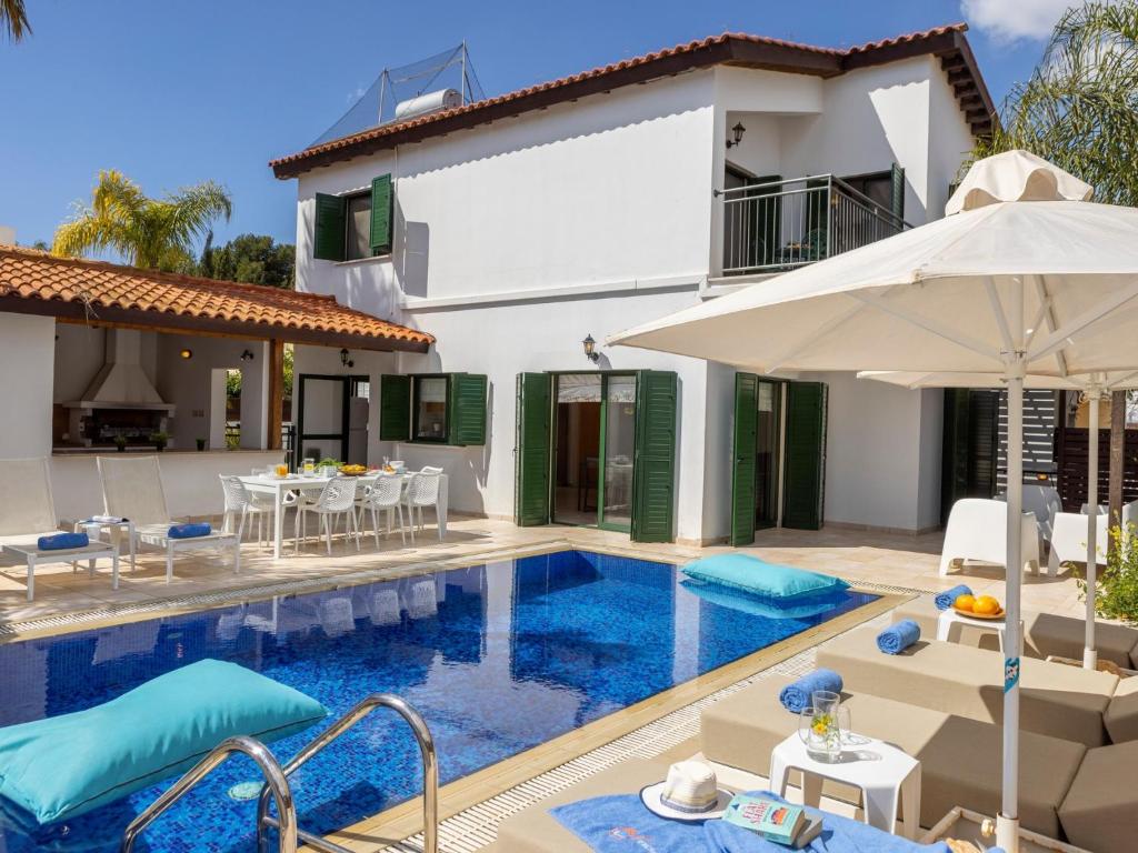 willa z basenem i domem w obiekcie Villa Eftihia w mieście Protaras