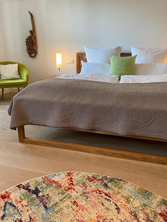 Postel nebo postele na pokoji v ubytování Hotel Altes Dichterhaus