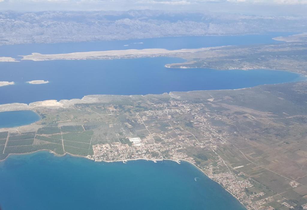 una vista aérea de un grupo de islas y agua en Apartmani FILTEA en Vrsi