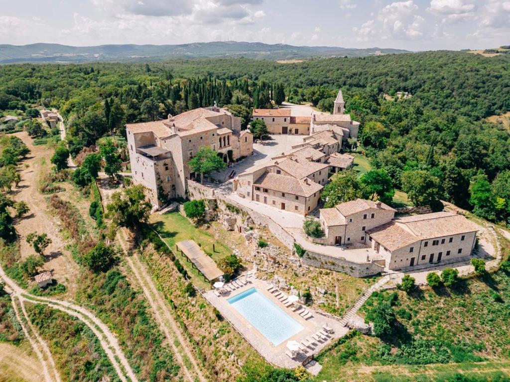 uma vista aérea de uma grande propriedade com uma piscina em Castello di Titignano em Orvieto