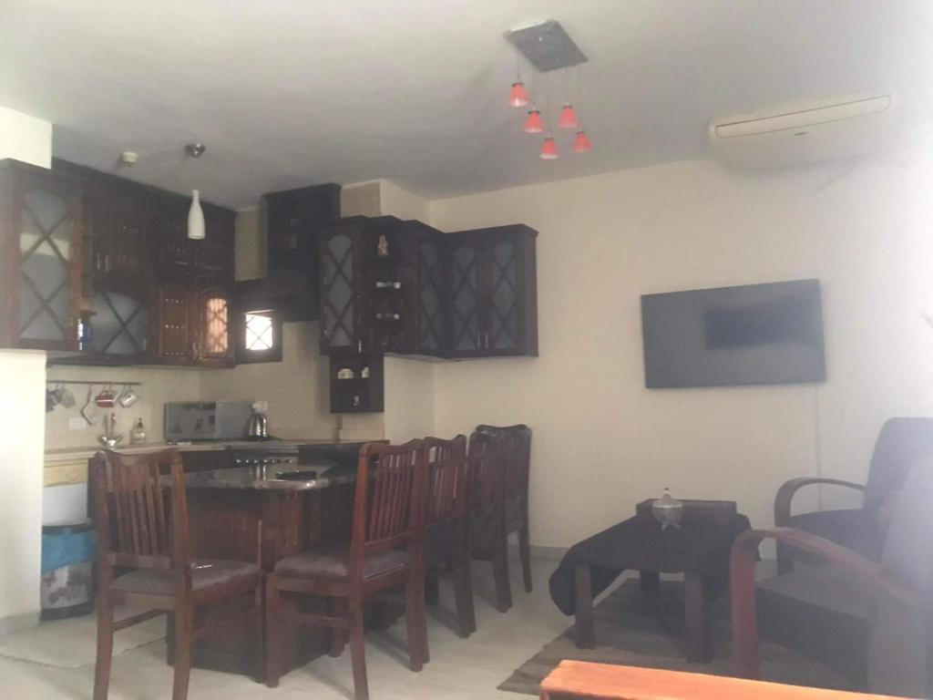 ein Esszimmer mit einem Tisch und Stühlen sowie eine Küche in der Unterkunft Criss Resort- Namaa Bay- Middle of Sharm in Sharm El Sheikh