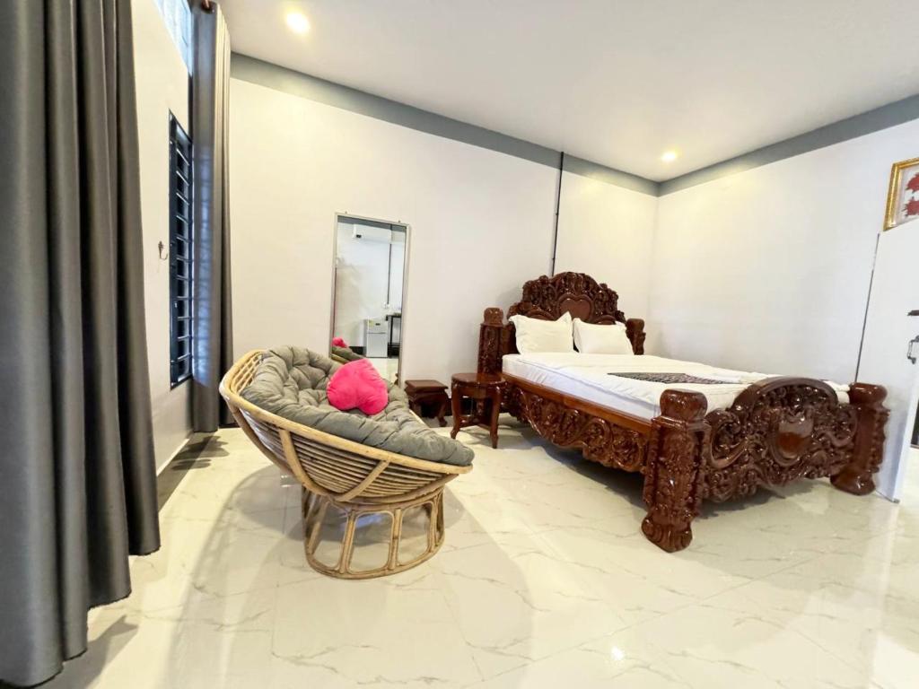 Asia Ready Travel & Tours Siem Reap في سيام ريب: غرفة نوم بسرير وكرسي