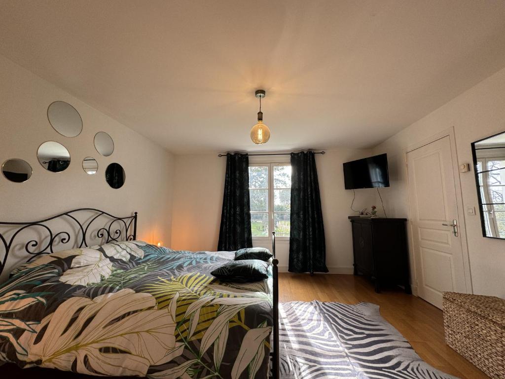 Spay的住宿－Le Domaine des 24 Heures Piscine 8pers，一间卧室配有一张带斑马毯的床