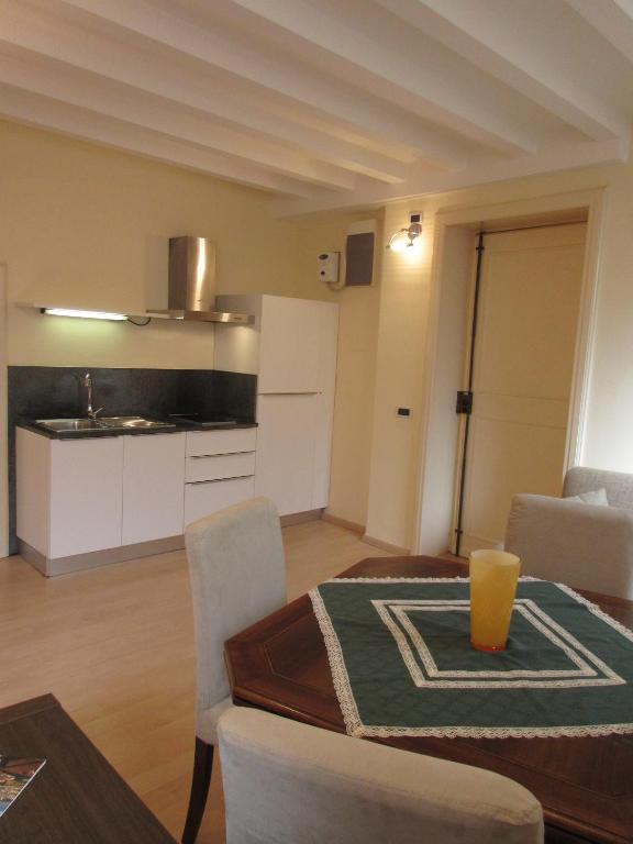 salon ze stołem i kuchnią w obiekcie Mimì Apartment w Lukce