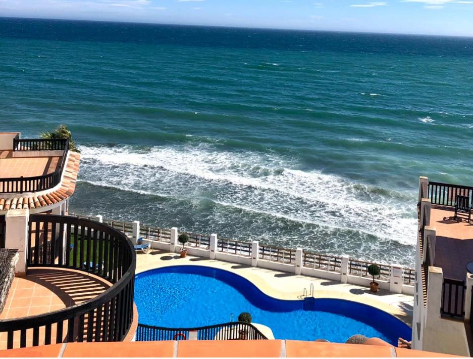 uma vista para o oceano a partir da varanda de um hotel em Beachfront Penthouse Apartment with Large Terrace and Breathtaking Sea Views close to Marbella Spain em Mijas Costa