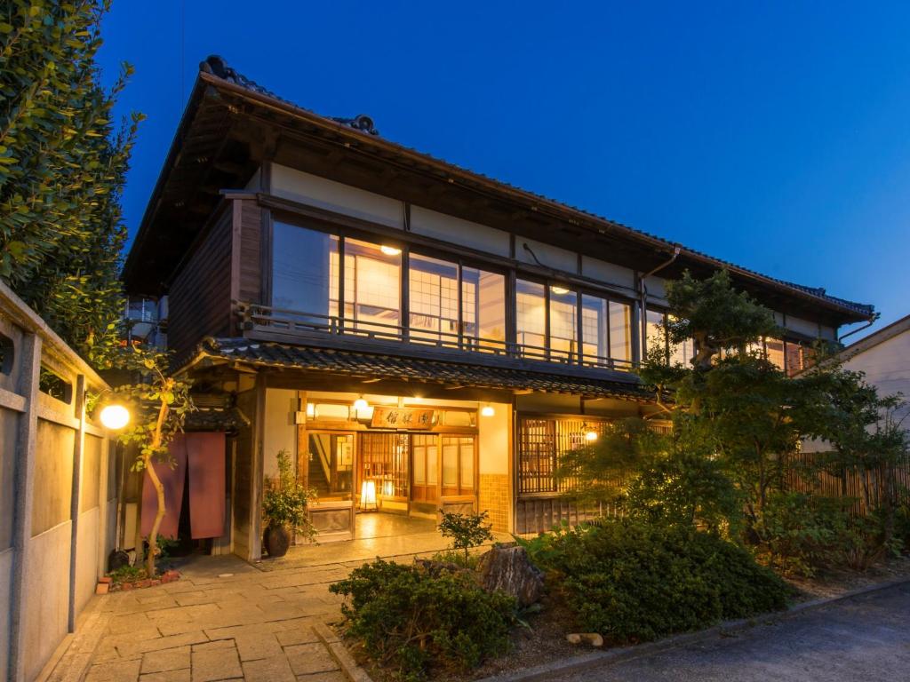 una casa con una fachada iluminada por la noche en Kakujoro, en Tahara