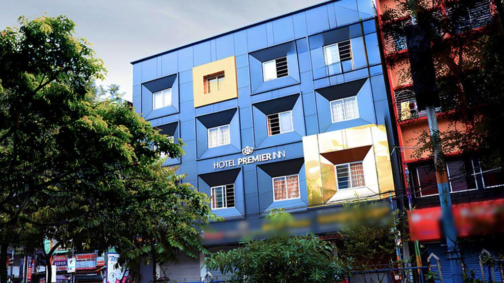 un edificio blu con le parole che ci tengono la federazione di Voyage Comfort Primer Inn a Siliguri