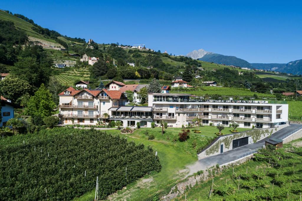 un complexe sur une colline avec une bande de vignes dans l'établissement Hotel Wessobrunn, à Merano