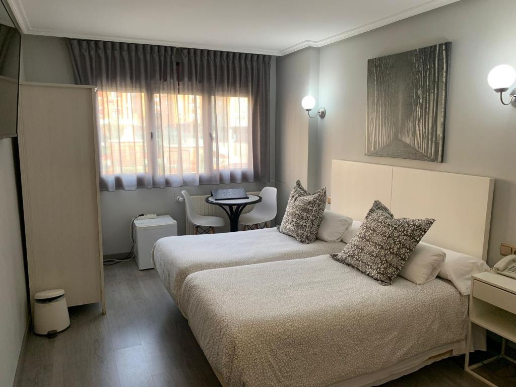 Postel nebo postele na pokoji v ubytování Hotel Carbayon