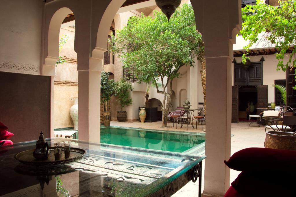 una piscina en medio de una casa en Riad Palmier, en Marrakech