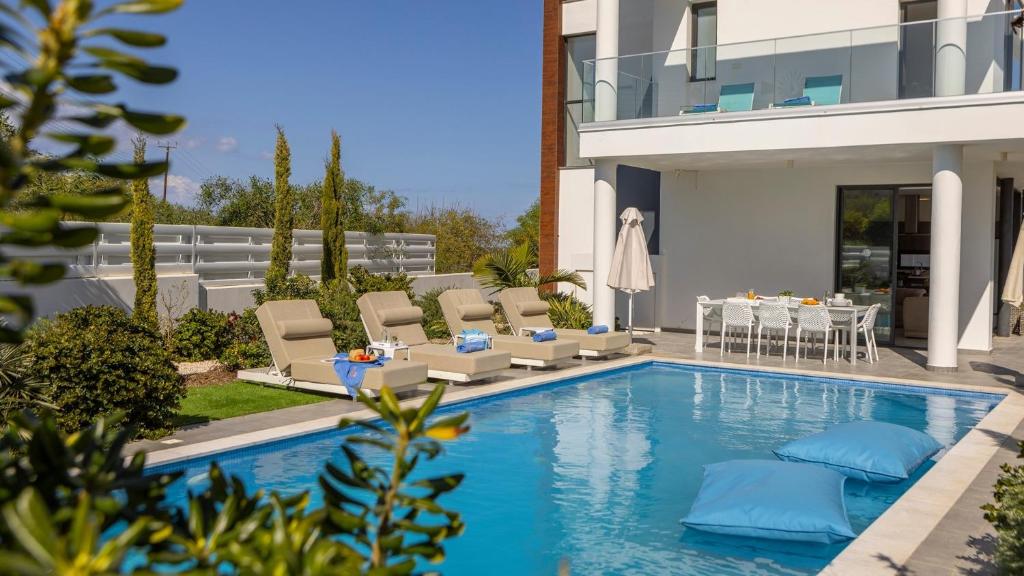 Bazén v ubytování Diamond villas nebo v jeho okolí