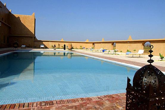 uma grande piscina em frente a um edifício em Riad Elaissi em Tarudante