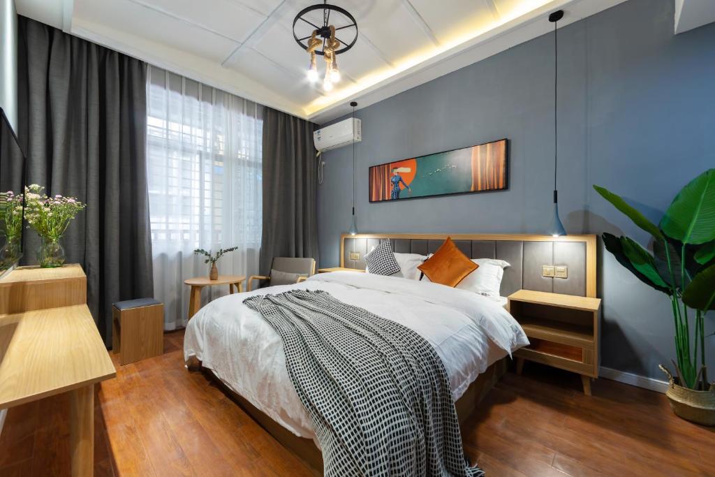 Postel nebo postele na pokoji v ubytování Hotel California Zhangjiajie
