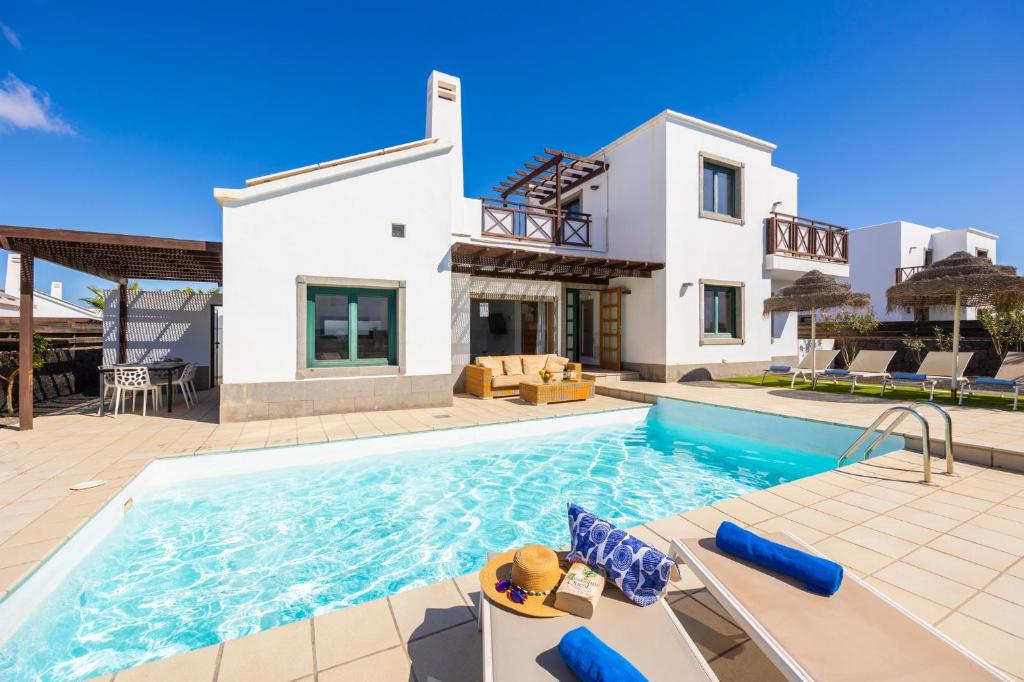 Villa con piscina y casa en Villa Dacil en Playa Blanca