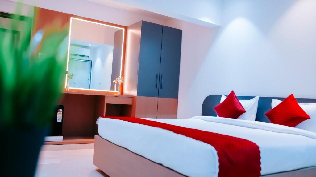 Postel nebo postele na pokoji v ubytování Hsquare Hotel Andheri West