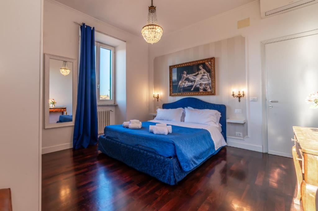 ローマにあるMoma Domus - Golden Keys Collectionのベッドルーム(青いベッド1台、青いカーテン付)