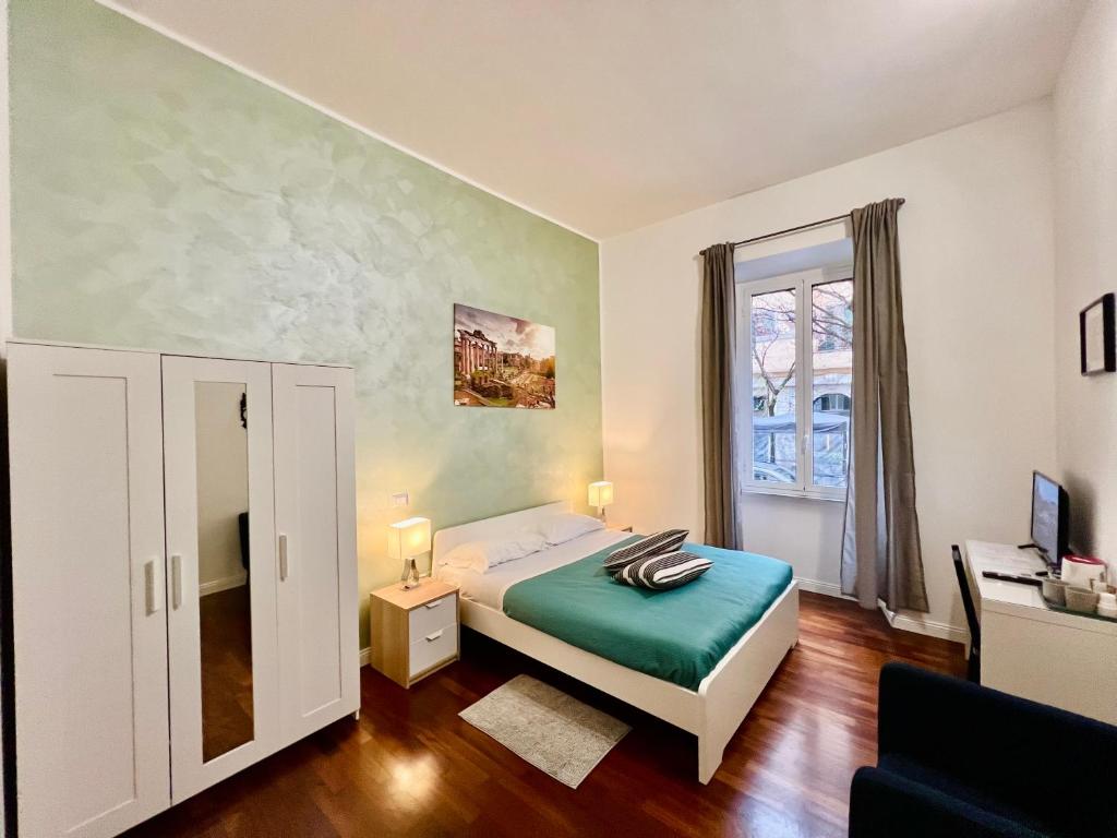 una camera con letto e finestra di La Terrazza a San Pietro a Roma