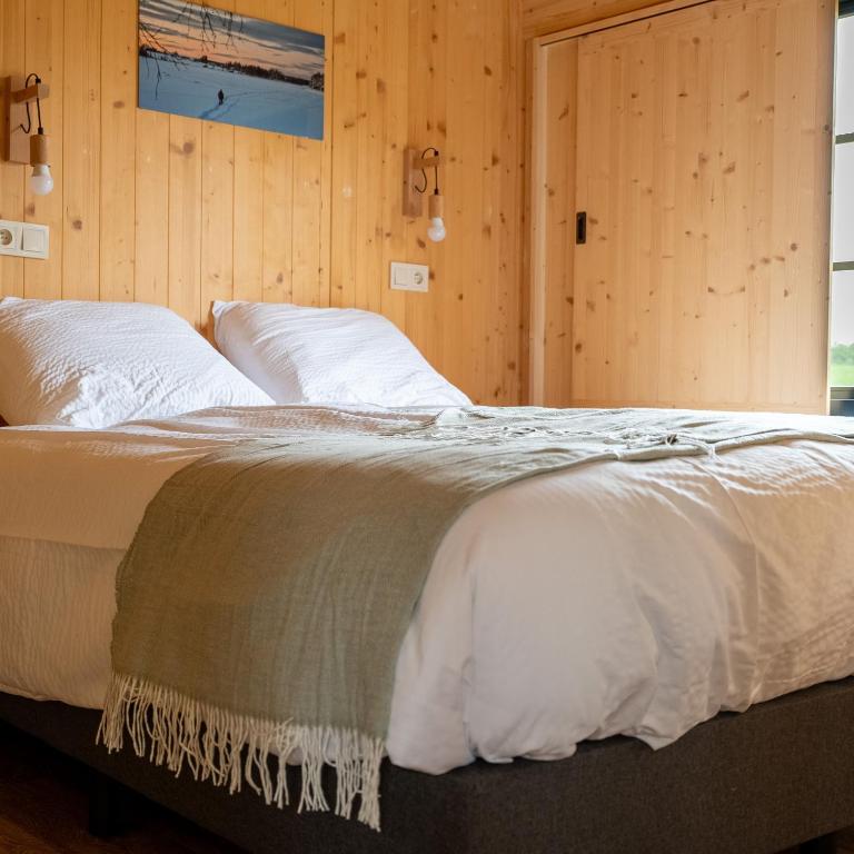Postel nebo postele na pokoji v ubytování Ecau Lodge - Logement insolite à 30km de Pairi Daiza