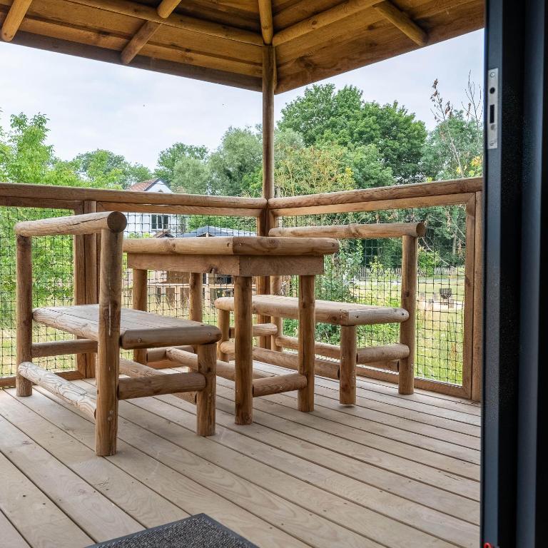 Balkón nebo terasa v ubytování Ecau Lodge - Logement insolite à 30km de Pairi Daiza