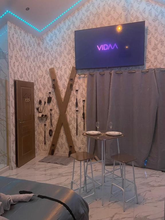 TV a/nebo společenská místnost v ubytování Désirs d'une nuit - La désirée