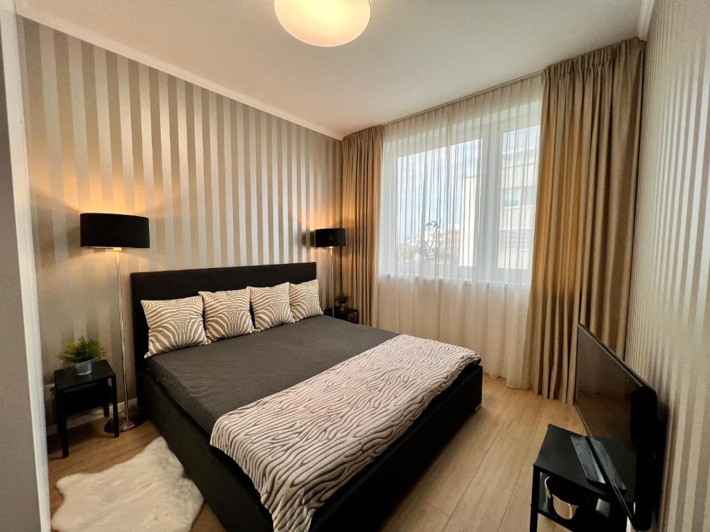 - une chambre avec un lit et une grande fenêtre dans l'établissement Luxusný apartmán s parkovaním, à Miloslavov