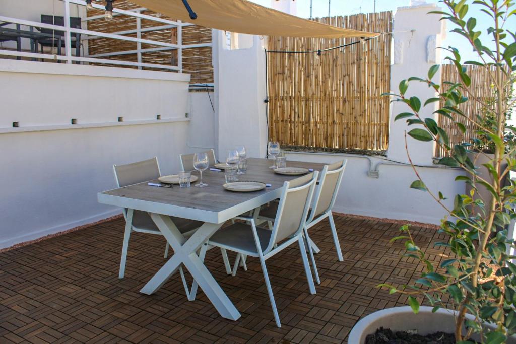 een tafel en stoelen in een kamer met een tafel bij MAJA Ostuni Centro - Luxury Apartment in Ostuni