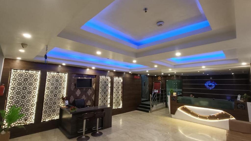 un hall doté d'une pièce avec des lumières bleues au plafond dans l'établissement GEETANJALI REGENCY, à kolkata
