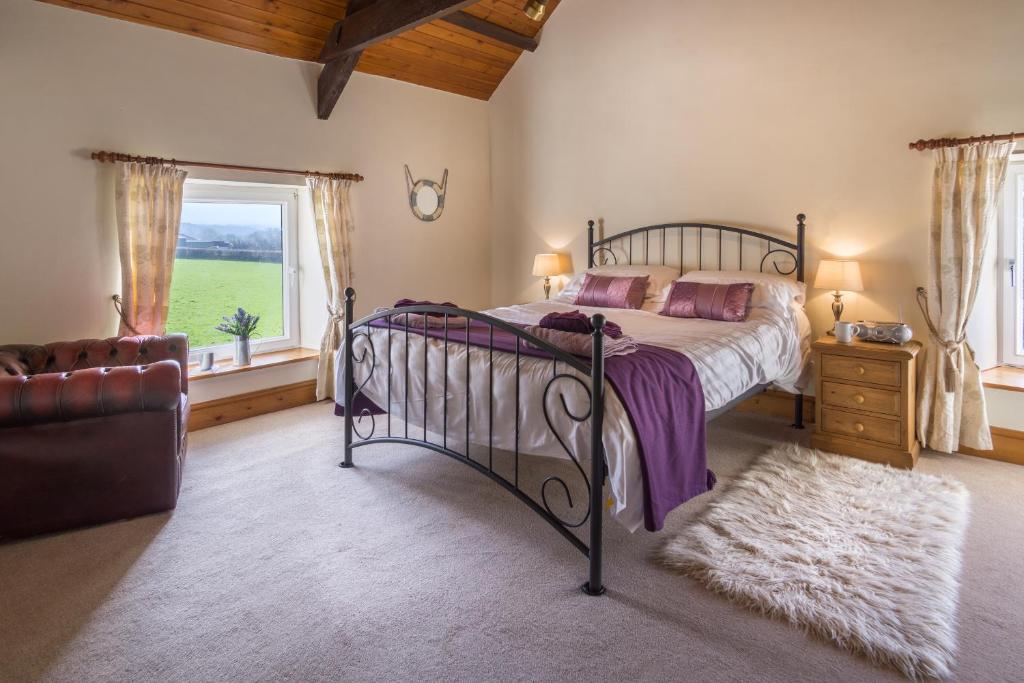 a bedroom with a bed and a window at Brynonnen Llangrannog in Llanllwchaiarn