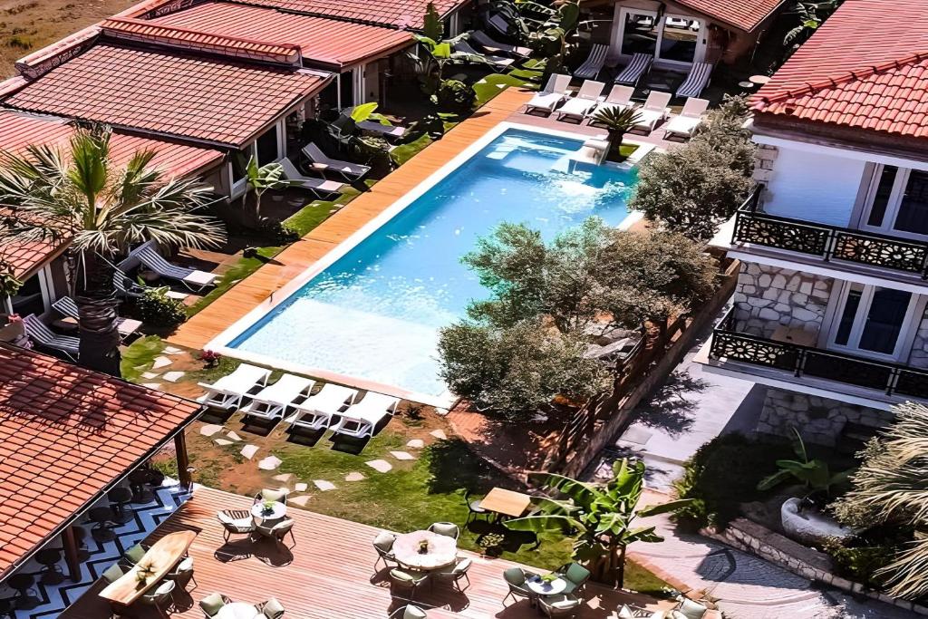 an overhead view of a swimming pool in a resort at Etiz Hotels Alaçatı in Cesme