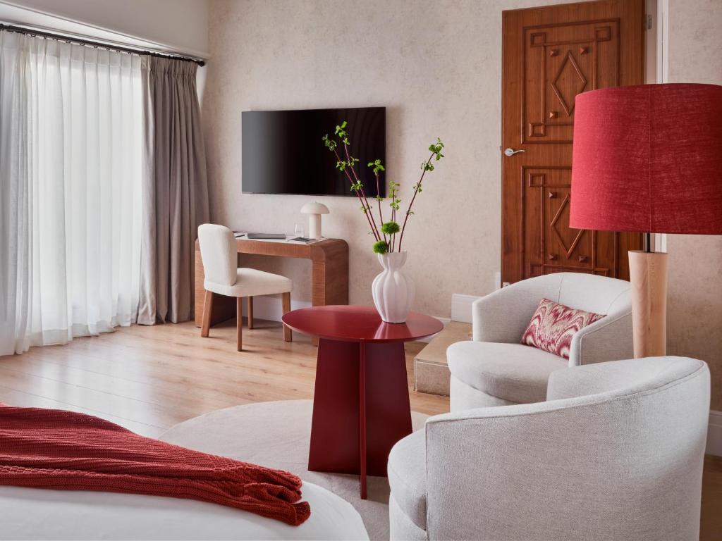 TV a/nebo společenská místnost v ubytování Boutique Hotel Posada Terra Santa