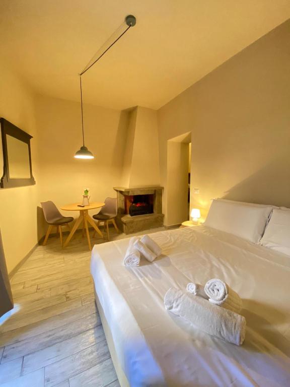 1 dormitorio con 1 cama con chimenea y mesa en Tiziano's house San Pietro Station, en Roma