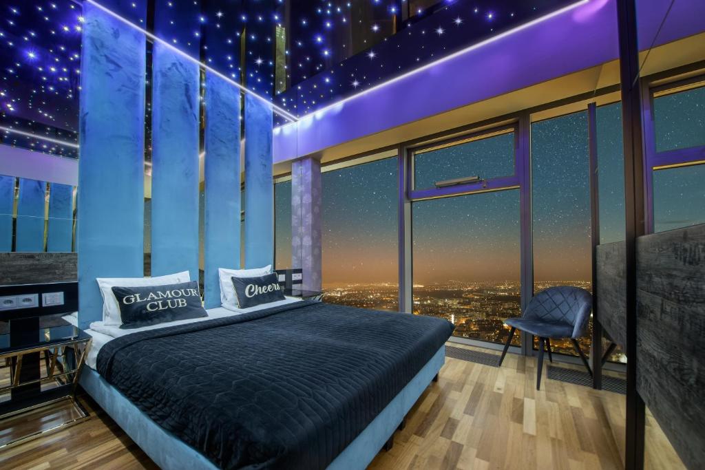 Apartamenty w Sky Tower في فروتسواف: غرفة نوم بسرير وسقف نجمة