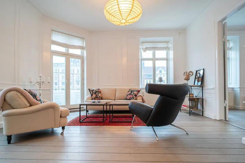 salon z kanapą i krzesłem w obiekcie Chic Flat in Vibrant Area by Copenhagen Canals w Kopenhadze