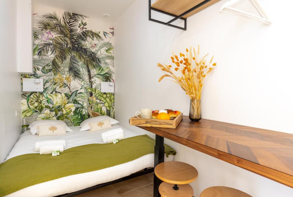 Cette chambre comprend un lit et un bureau avec une table. dans l'établissement Unique studio - Central Area, à Paris