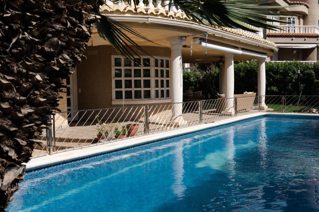 uma piscina azul em frente a uma casa em Experience Valencia Luxury Chalet Puig Val con piscina em Valência