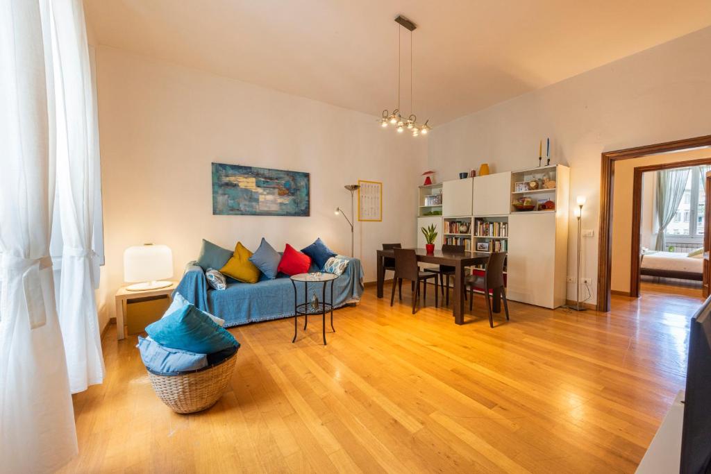佛羅倫斯的住宿－Casa Zamia，客厅配有蓝色的沙发和桌子