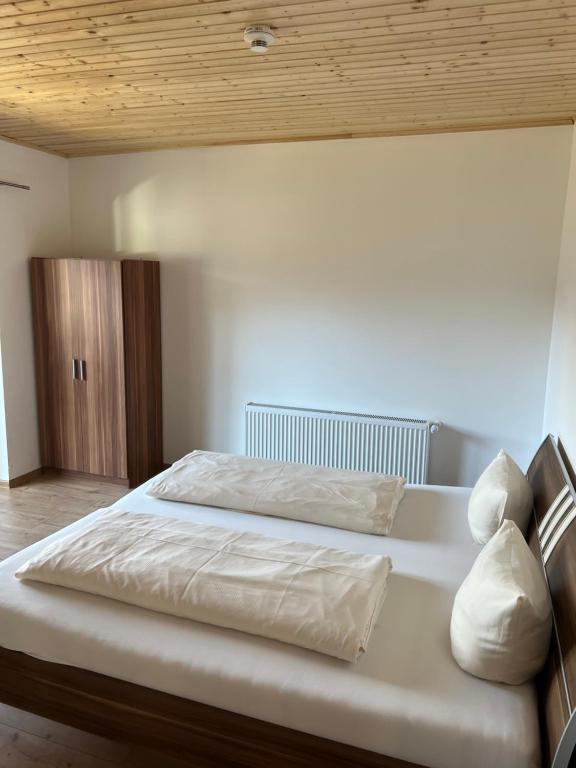 A bed or beds in a room at Haus Kärnten