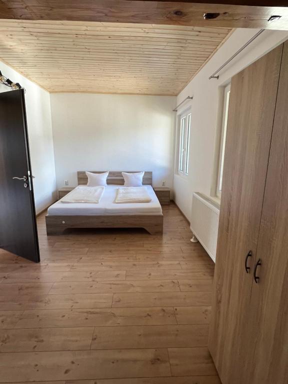 A bed or beds in a room at Haus Kärnten