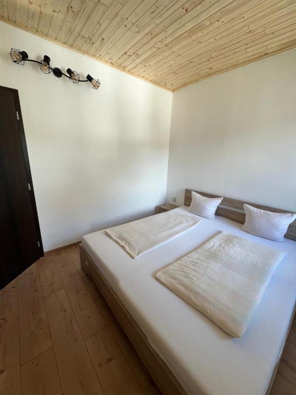 A bed or beds in a room at Haus Kärnten